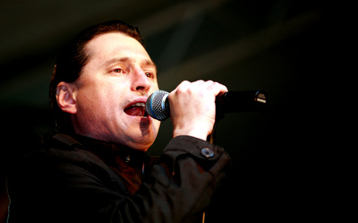 Asculta acum doua piese Iris cu Toni Seicarescu, noul solist vocal al formatiei